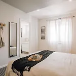 Ainhoa - 2 Bedrooms And Office In Alvalade 리스본